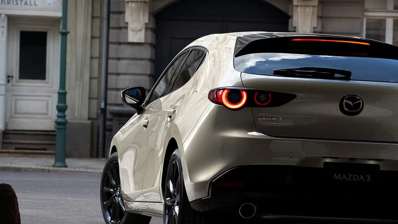 MAZDA3ファストバックのデザインを読む 後方視界と魂動の意図