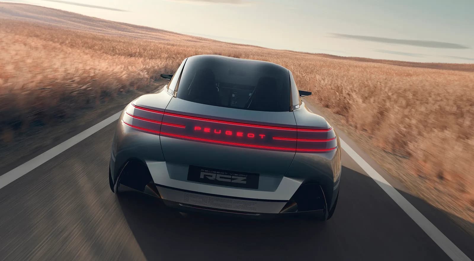 後方から見たRCZ Vision。横に長く伸びる赤い光